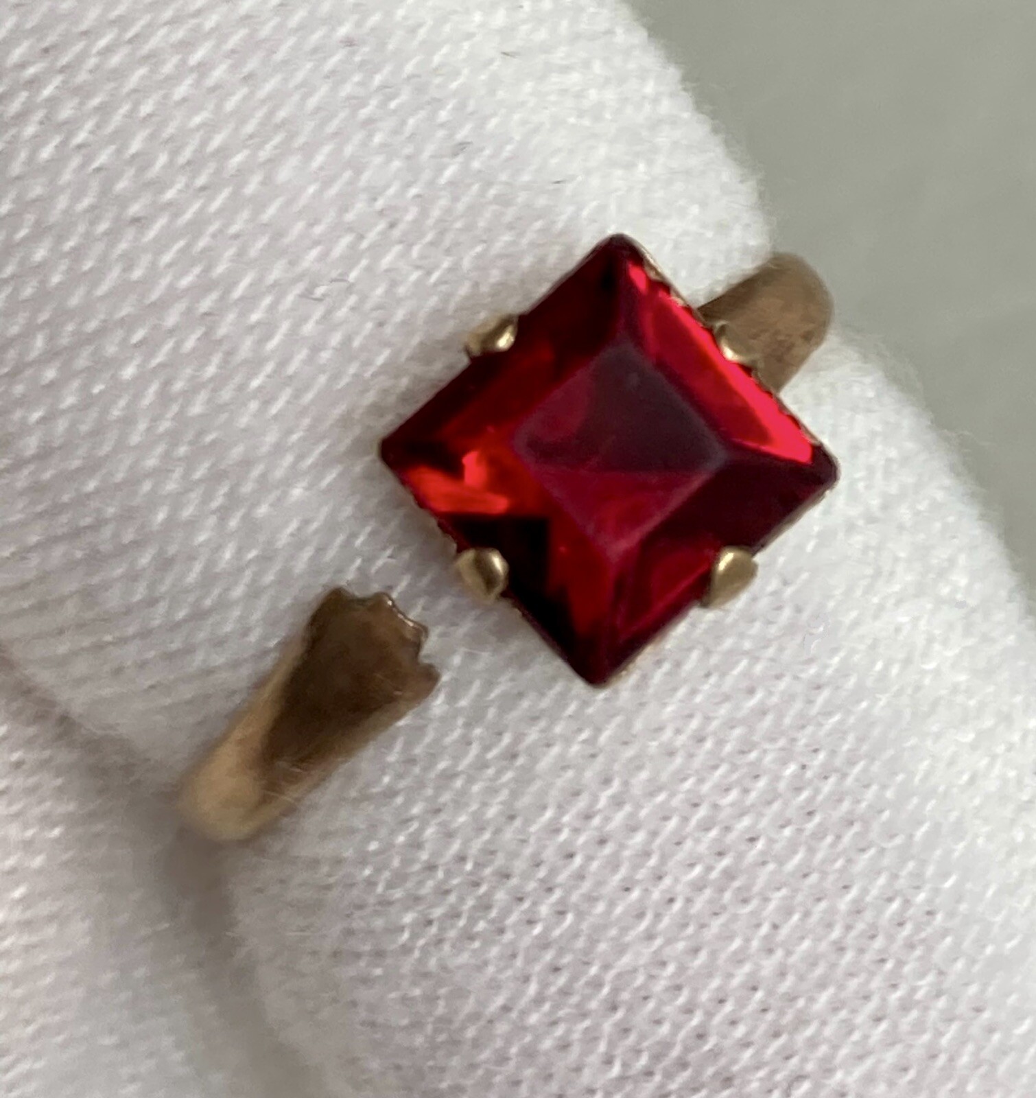 10k Yellow Gold Red Glass Ring Adjustable Band Size 4.75 Uncas Ladies Vintage