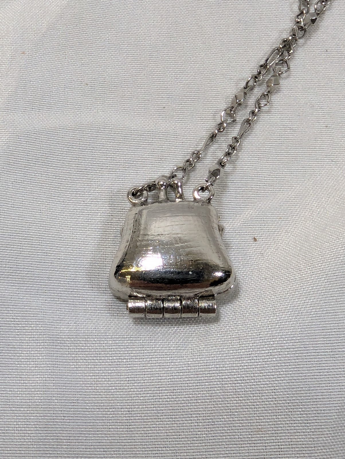VOLM Brand Silver Colored White Cream & Purse Shaped Stash Pendant Necklace KEA1