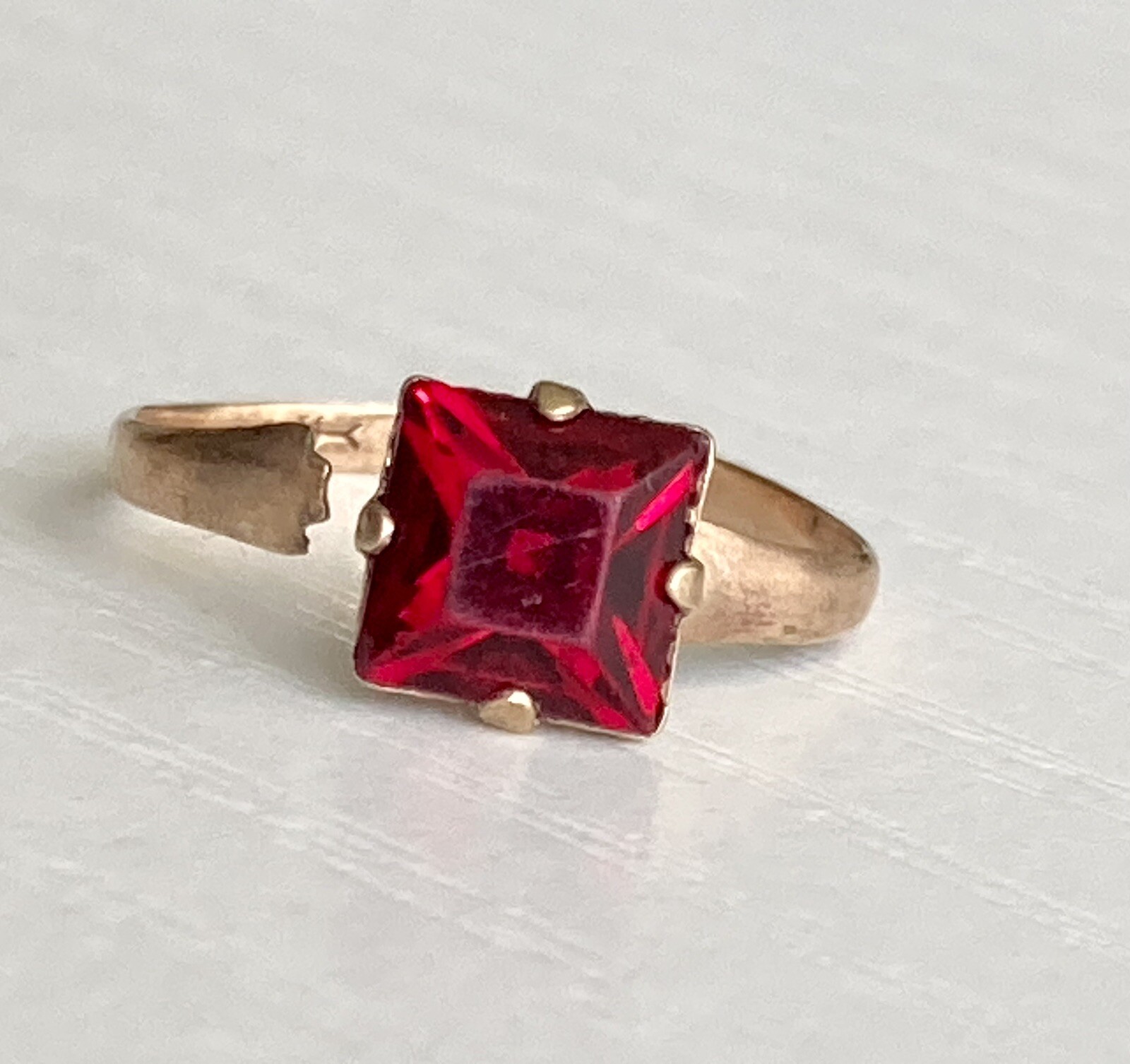 10k Yellow Gold Red Glass Ring Adjustable Band Size 4.75 Uncas Ladies Vintage