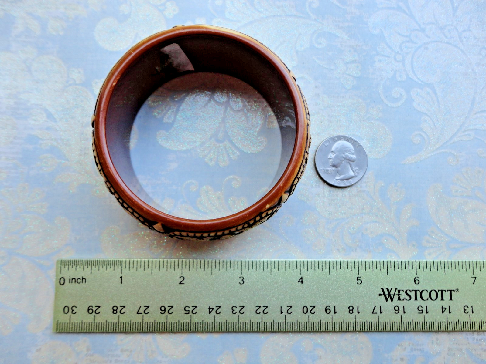 VTG ’70S ESTATE CHUNKY BROWN & CREAM CARVED LUCITE FAUX WOOD BANGLE BRACELET