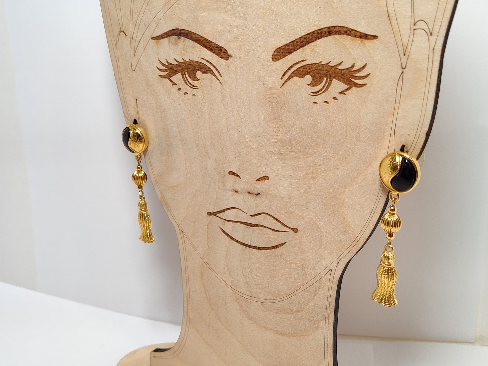 Elegant Vintage signed AVON Long Drop Dangle Gold Tone Earrings w/Black Enamel
