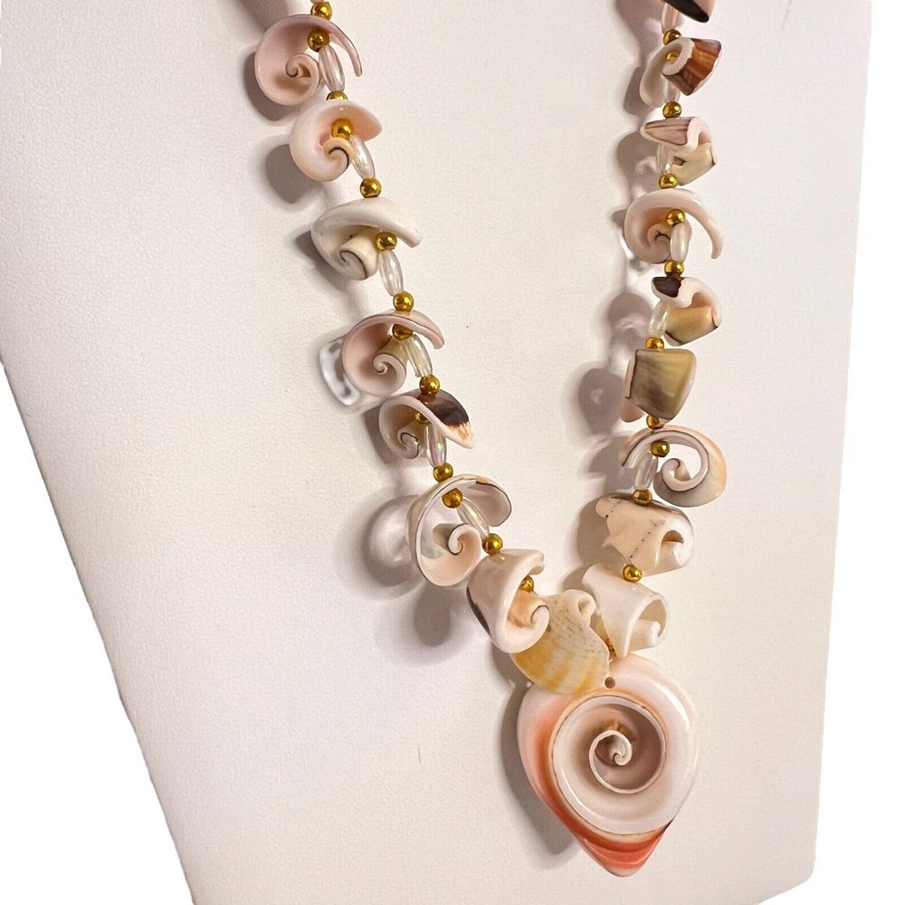 VINTAGE Women’s Necklace Natural Cocomurex Luhuanus Sea Shell Beaded 23 in.