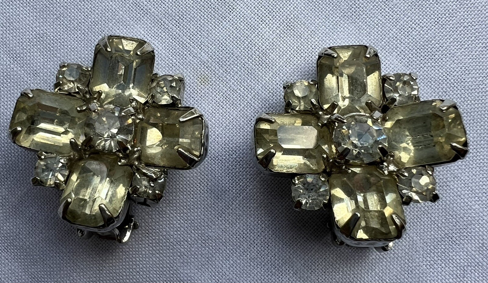 Vintage Flower Rhinestone Clip On Earrings Emerald And Round Cut Clear Prong Set