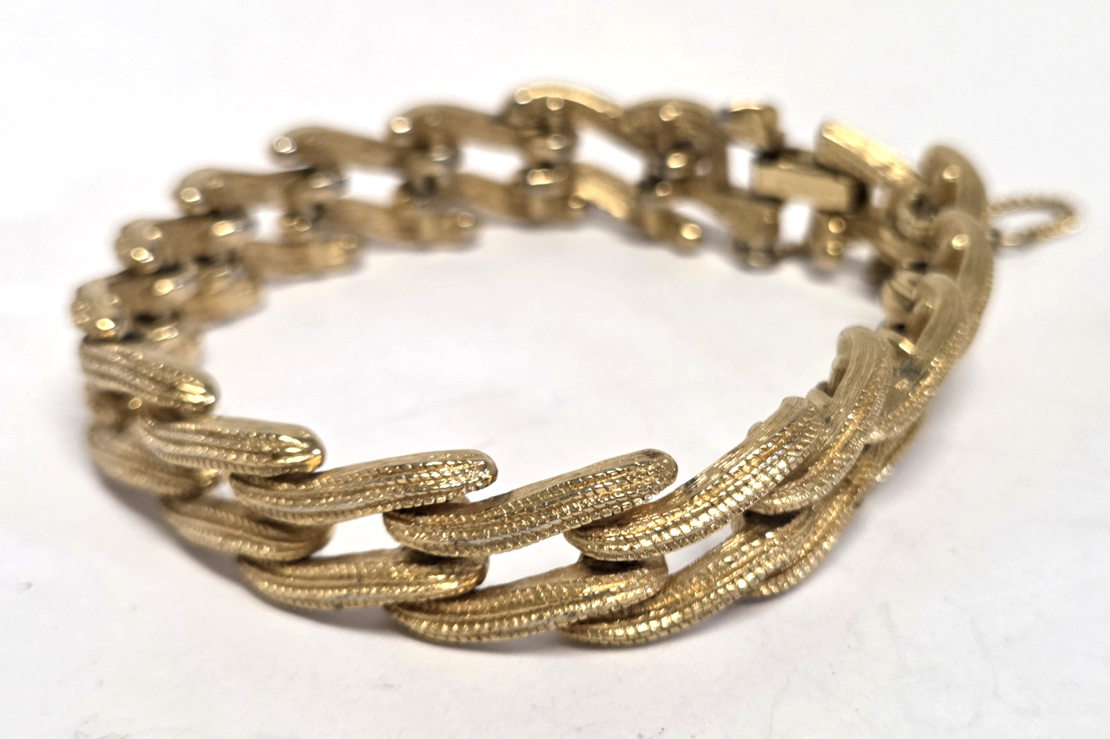 Vtg MONET Textured Wavy Double Row Bracelet 1/2″ w Gold Tone Safety Chain 7.25″