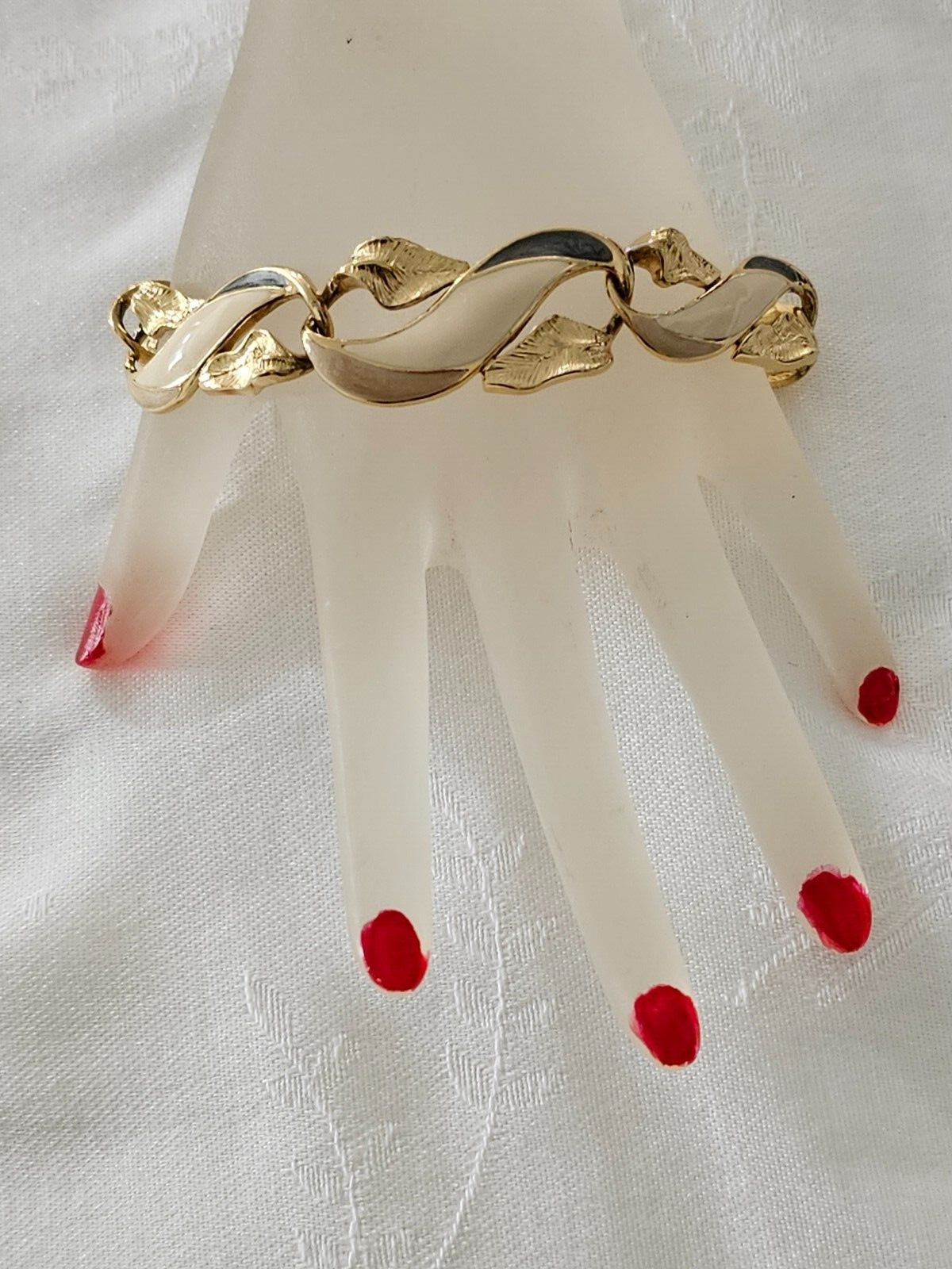 TRIFARI women bracelet gold tone and ivory color and in excellent condition.