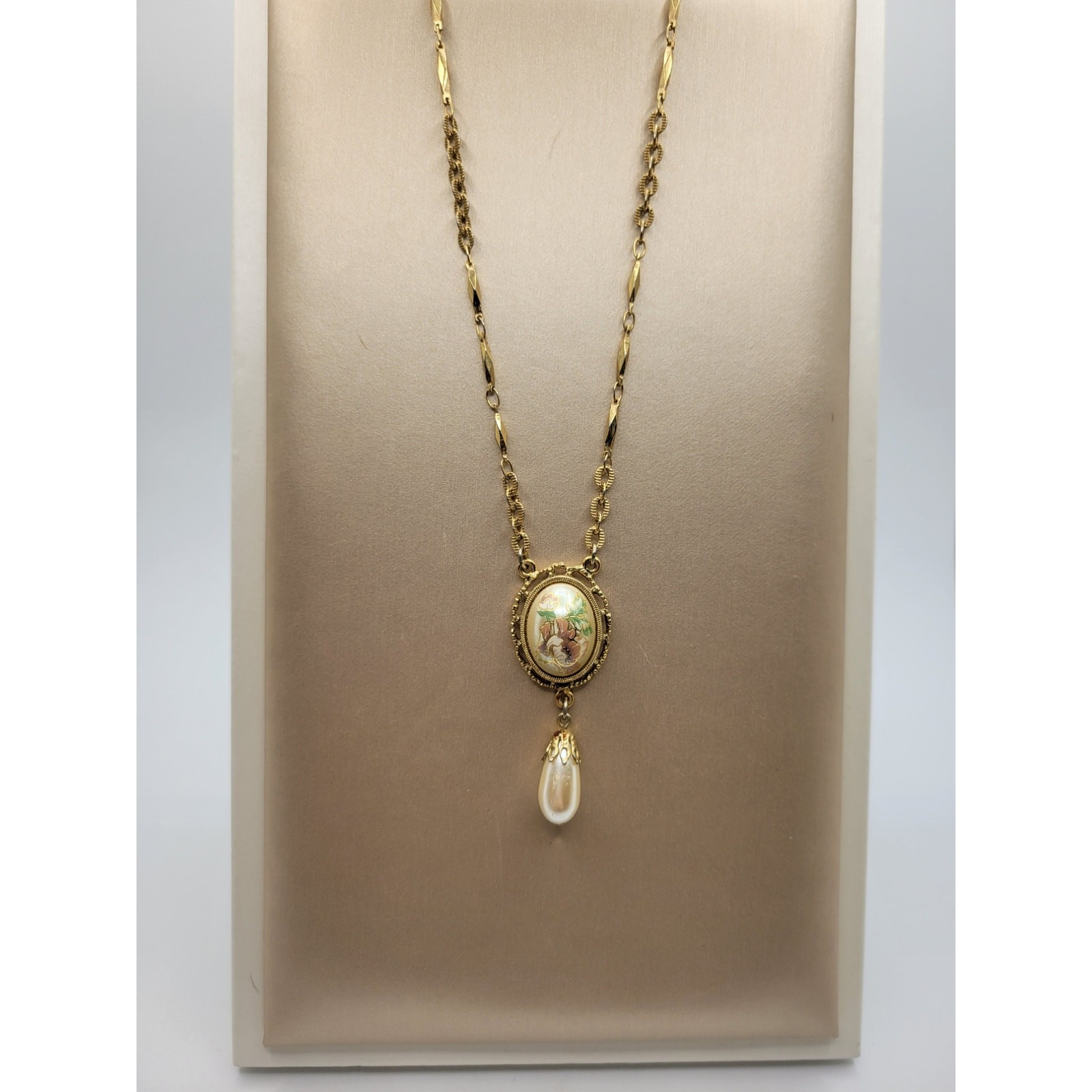 Rare Vintage 1928 Flower Cabochon Pendant Necklace Faux Pearl Barrel Clasp 18″