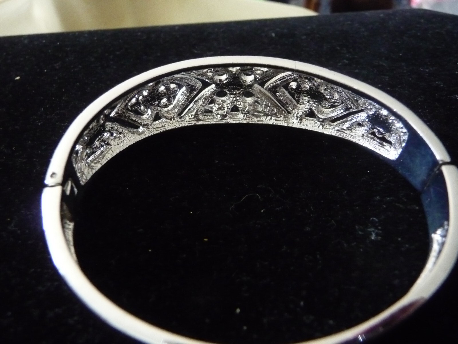 WEDDING SILVER TONE HINGED OPEN CUT FAUX DIAMONDS 3/4″W BANGLE BRACELET #23/19A