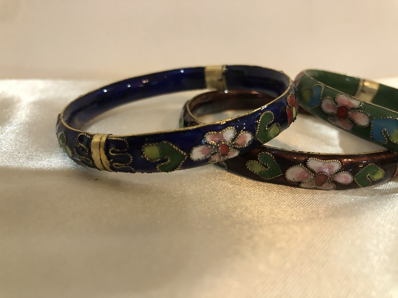 Set Of 4 Cloisonne Hinged Bangle Bracelet World Wide Import In Box W/Tags 1/4 In