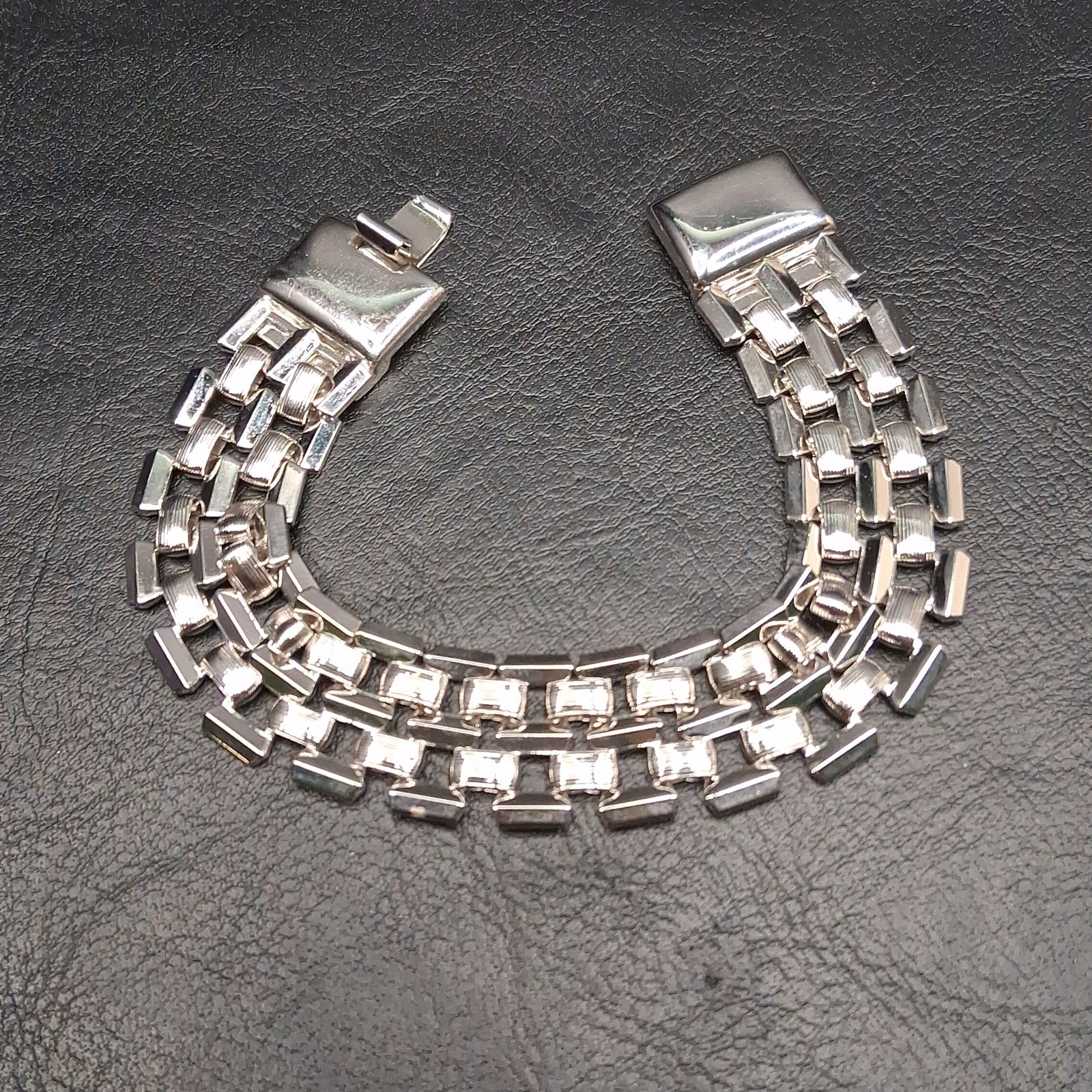 Vintage MONET Popcorn Chain Bracelet Textured And Polished Silver Tone. 18.074