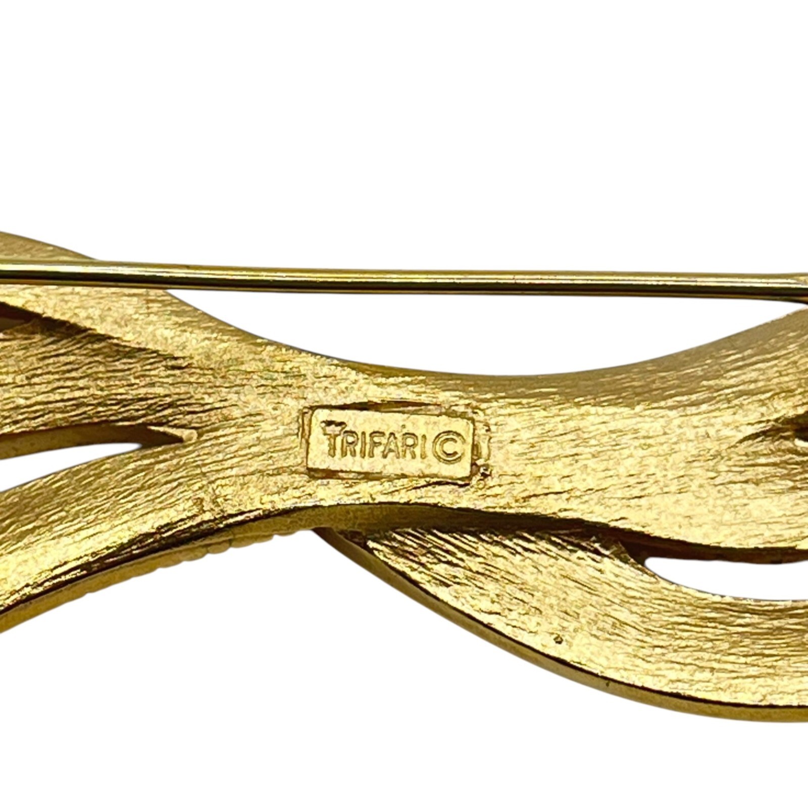 Vintage Crown Trifari Gold Tone Textured Ribbons Brooch Pin Three Ribbons Waving