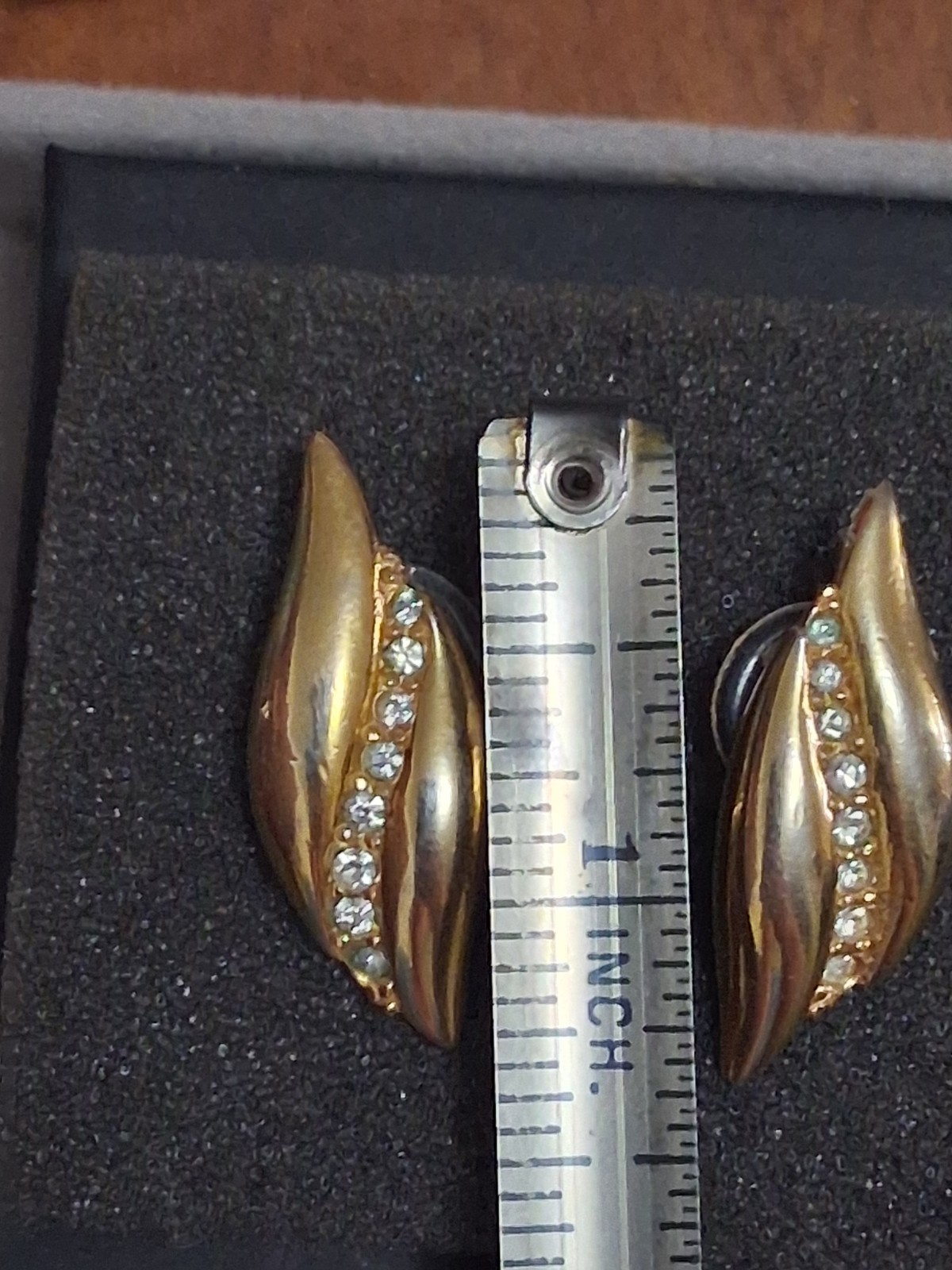 Vintage curved rhinestone accent earrings polished gold tone s