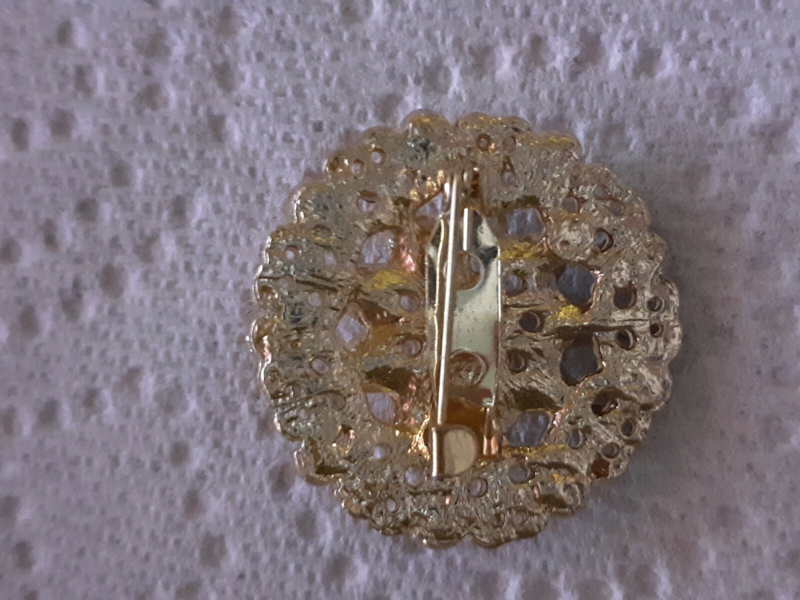 Vintage! Gold Tone Scalloped Open Cut Round Pinks/Purples Rhinestones Brooch Pin