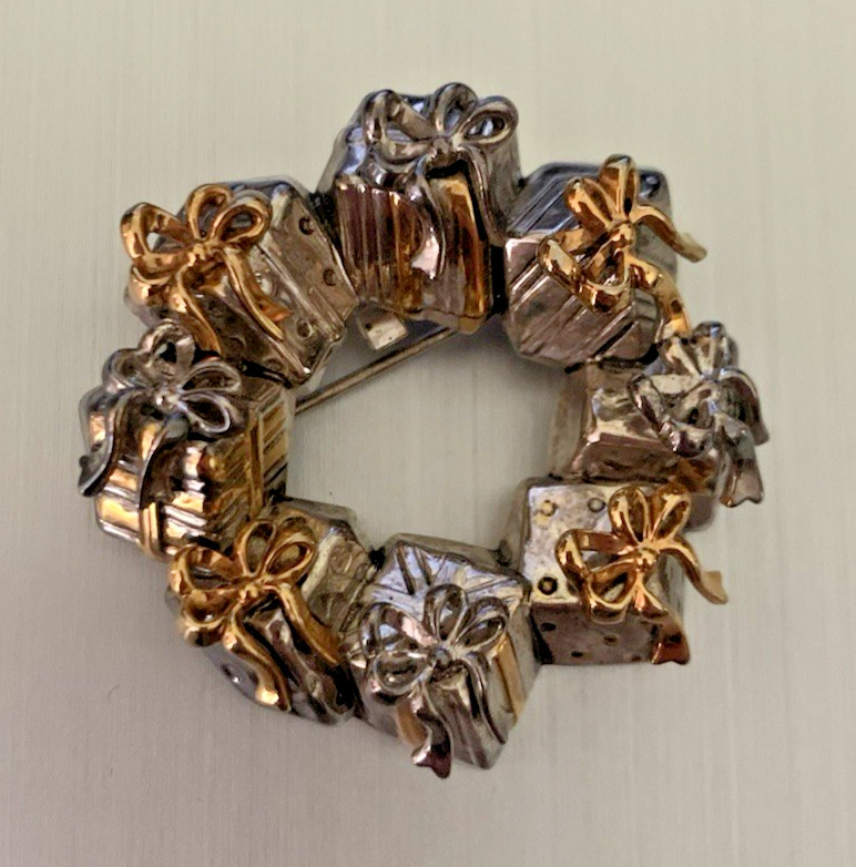 Vintage Christmas Wreath BEST Metal Slver/Gold Brooch Pin/Pendant 1-7/8″