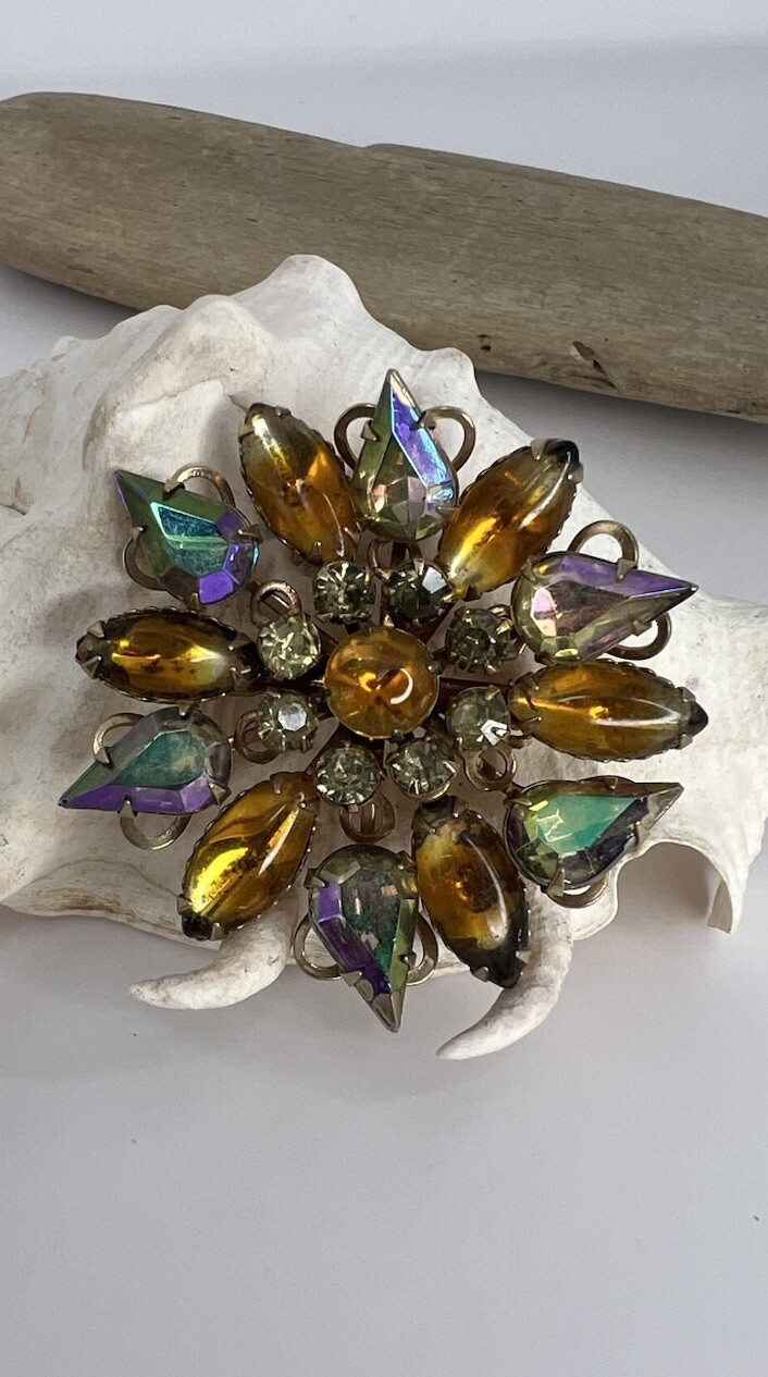 Vintage Brooch Pin Cluster Multicolored Rhinestone Gold Tone Costume Jewelry 💐