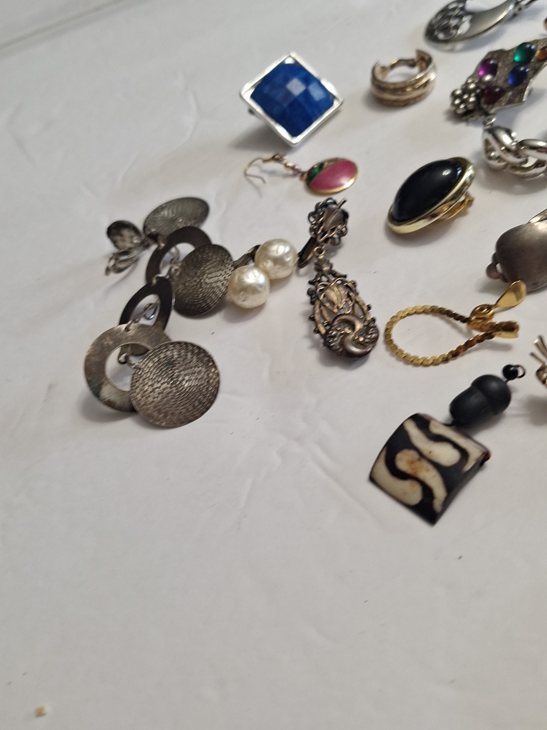 Costume Jewelry Earring Lot 40 pc pre-owned SINGLES AND PAIRS. AS IS . JZ