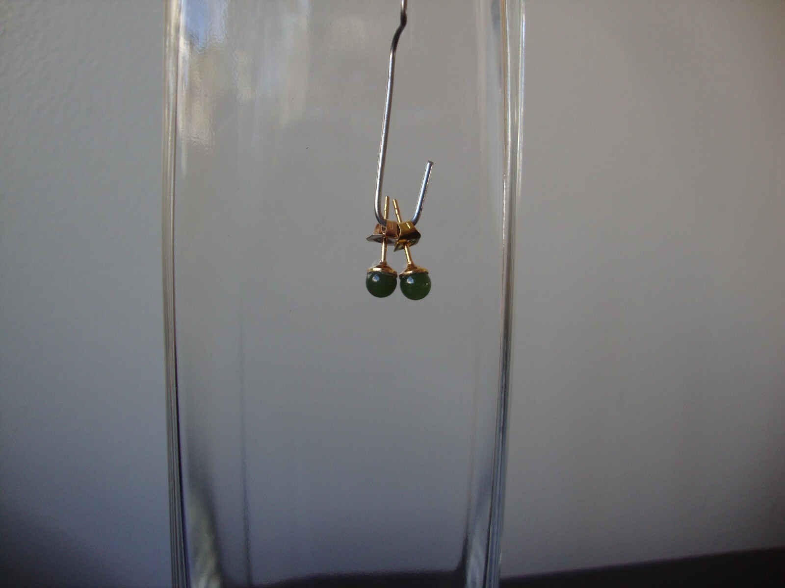 VTG CLASSIC CHINESE 4MM GREEN JADE BEAD/BALL YELLOW GOLD PLATED POST EARRINGS