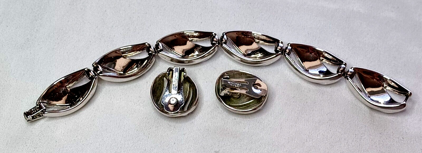 VINTAGE 1930’S – 1950’S CROWN TRIFARI SILVER TONE BRACELET EARRINGS SET