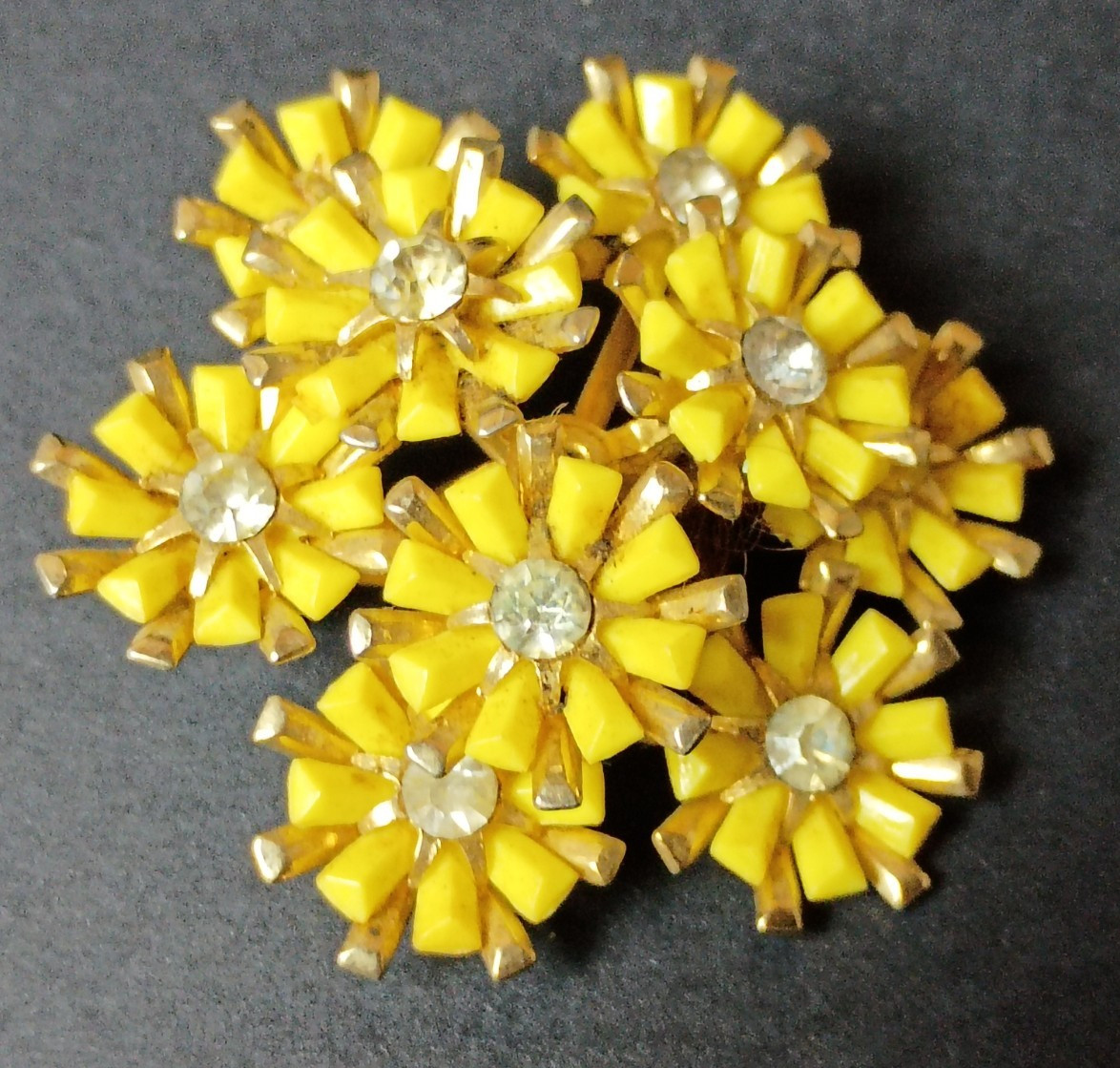 VTG Rhinestone, Metal & Plastic Yellow Daisy Floral Cluster Brooch Signed Coro