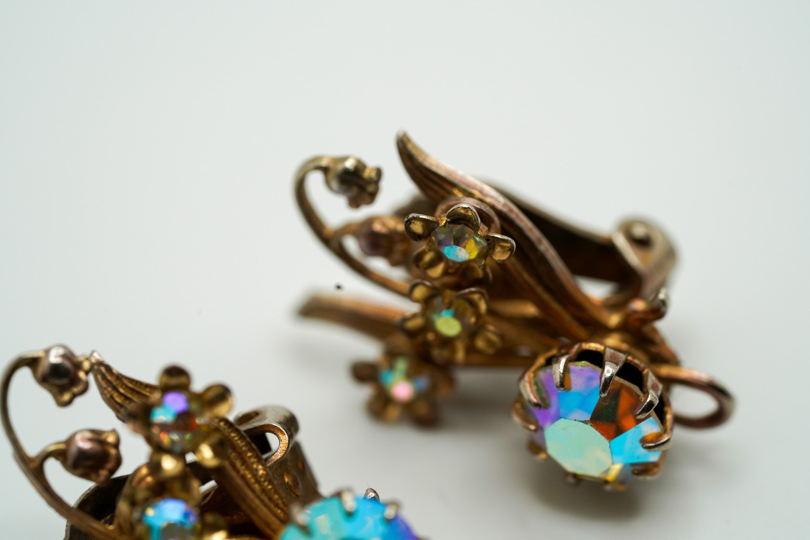 Vintage 2.5cm Iridescent Rhinestone Flower Clip Earrings EB1