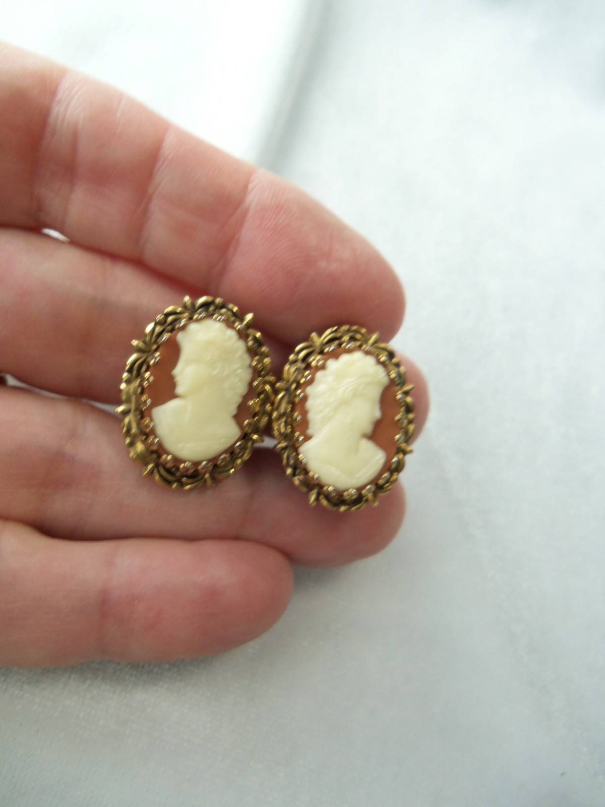 Vintage White On Brown Celluloid Cameo Gold Tone Filigree Clip On Earrings