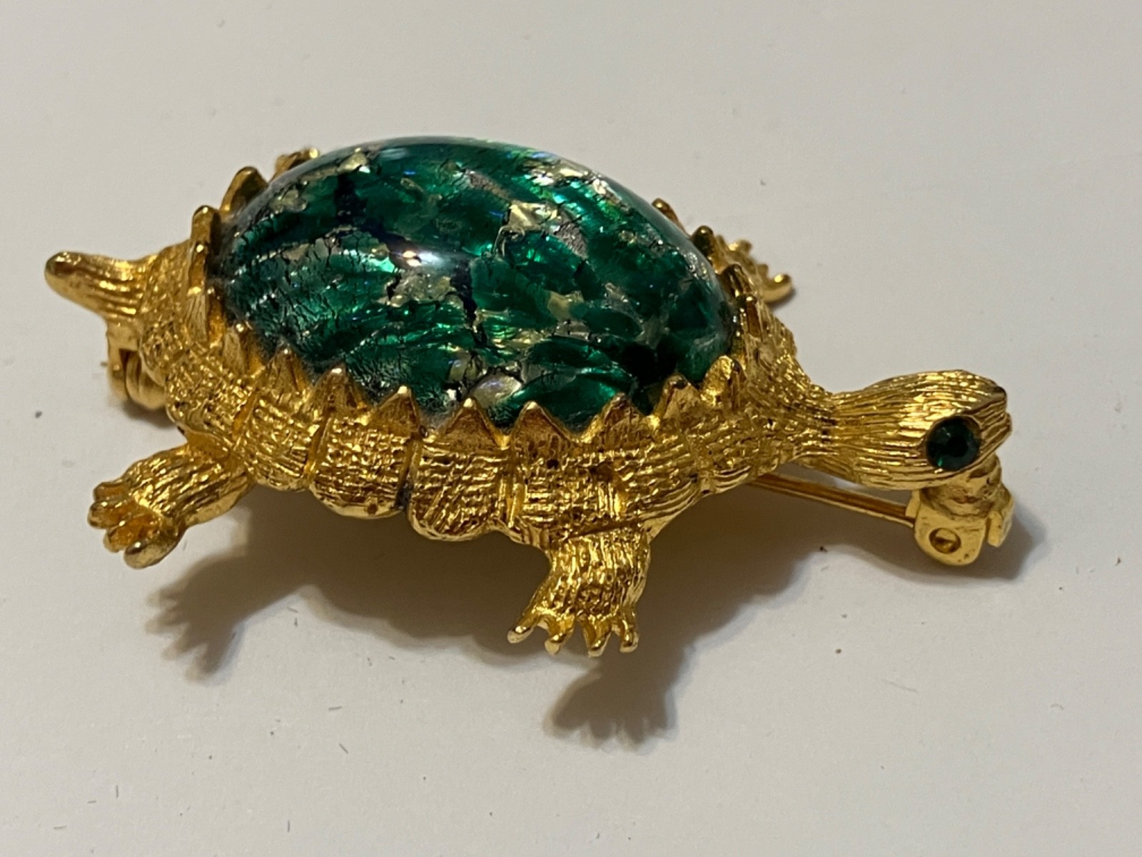 VTG SIGNED IIW 30 St. Inc TURTLE GOLDTONE BROOCH PIN GLASS GREEN EYES