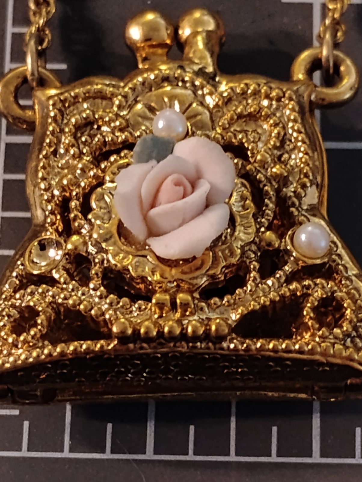 1928 Gold Tone Filigree PURSE w/Porcelain Rose Pearls Opens Pendant Necklace 28”