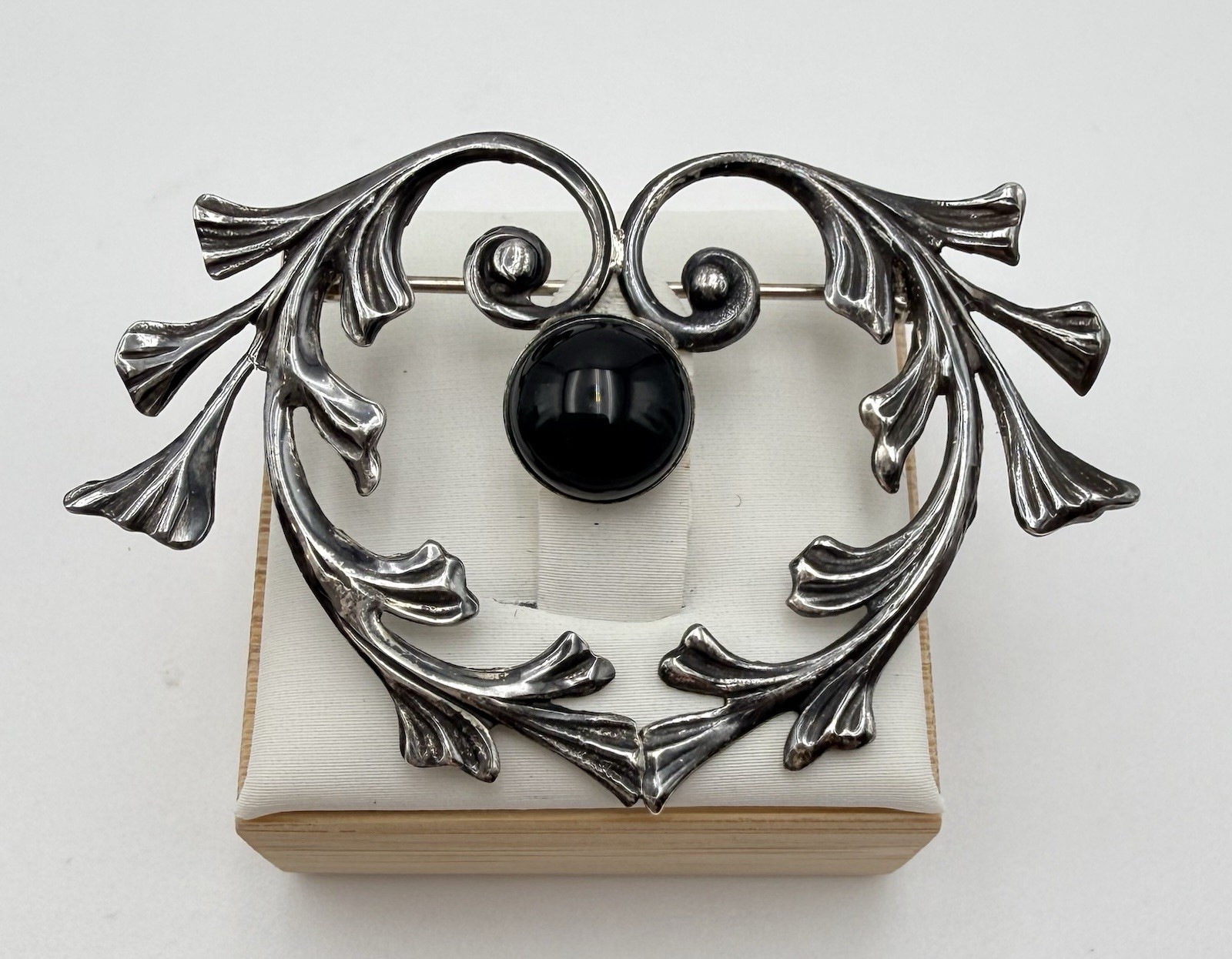 Vtg Silver Tone Black Cabochon Brooch Floral Scroll Art Nouveau Pin Openwork AC