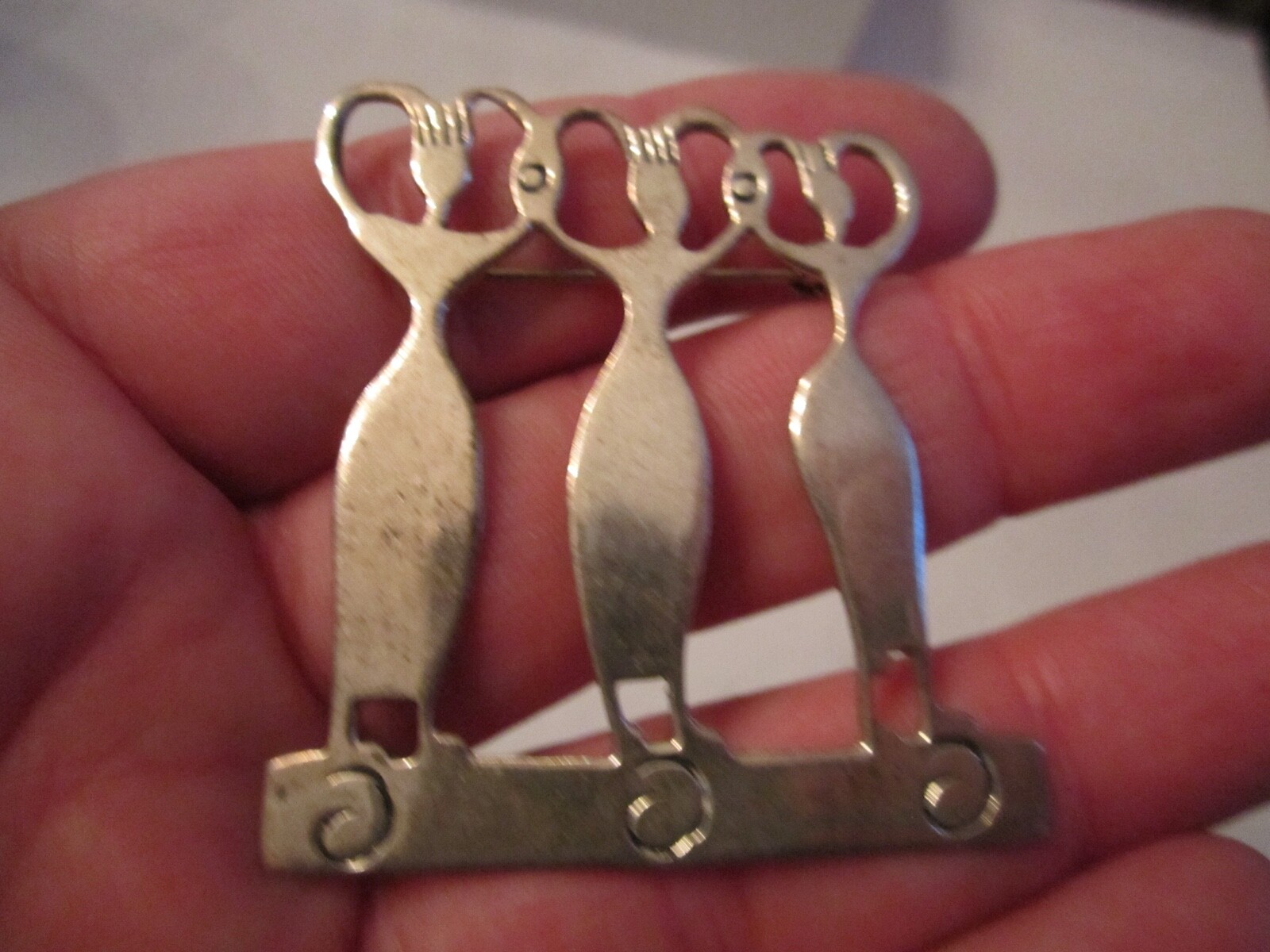 FORBES STERLING SILVER BROOCH PIN – THREE LADIES DESIGN 2″ X 2″ – 14g – SC-11