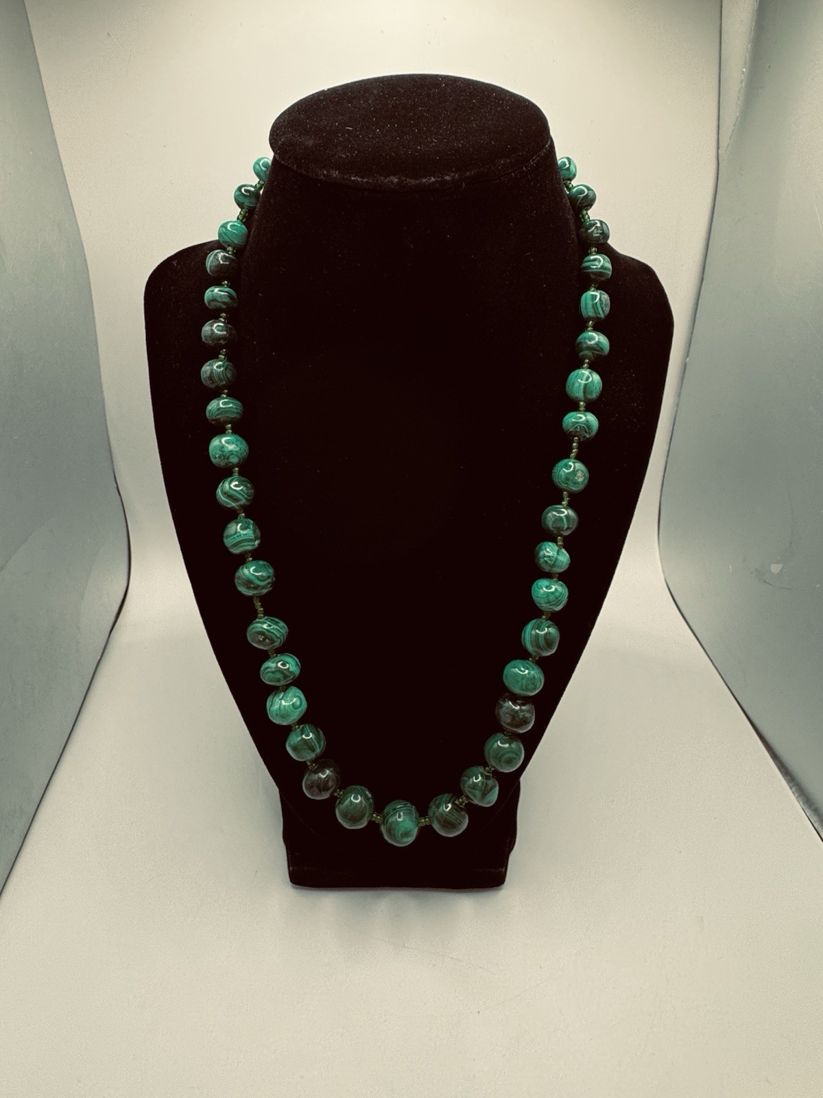 BEAUTIFUL VINTAGE GRADUATING IN SIZE MALACHITE BEADED NECKLACE 22″ INCHES