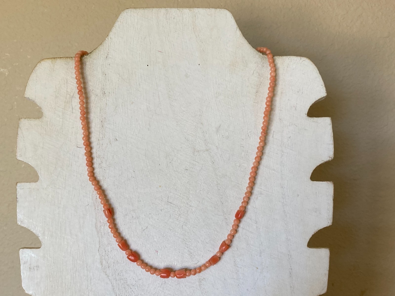 Vintage Natural Pink Coral Bead Necklace with Carved Tulip Accents – 17″
