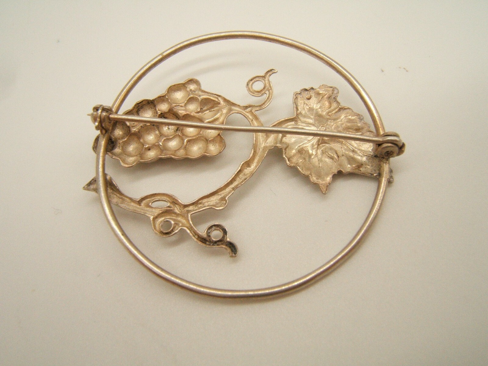 VINTAGE STERLING SILVER PIN BROOCH BUNCH OF GRAPES & LEAVES CIRCLE