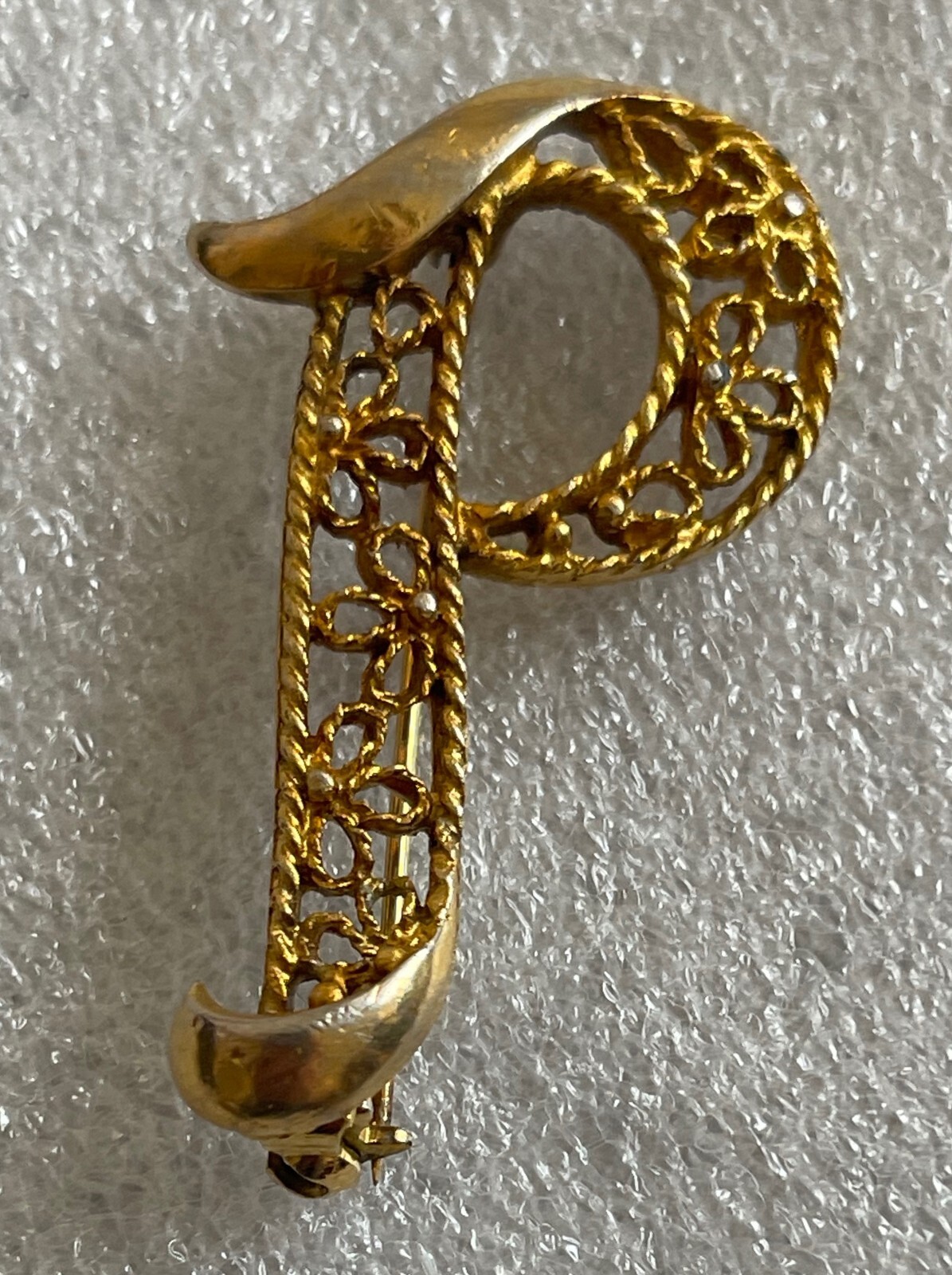 VINTAGE MANSELLE INITIAL LETTER “P” GOLD TONE PIN BROOCH
