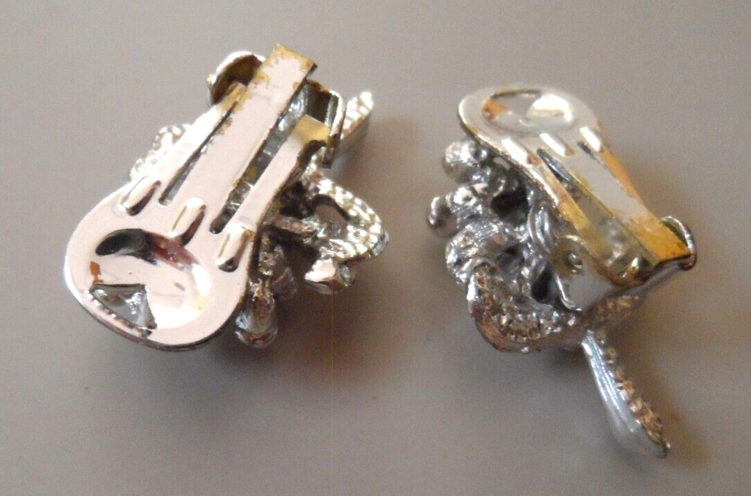 Vintage Earrings – SILVER TONE CLIP-ON BUNCH OF GRAPES