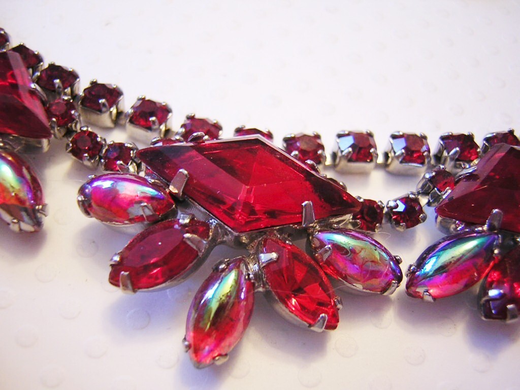 1960’s RED SASSY Timeless Diamond Shape RHINESTONES & Iridescent GLASS Necklace