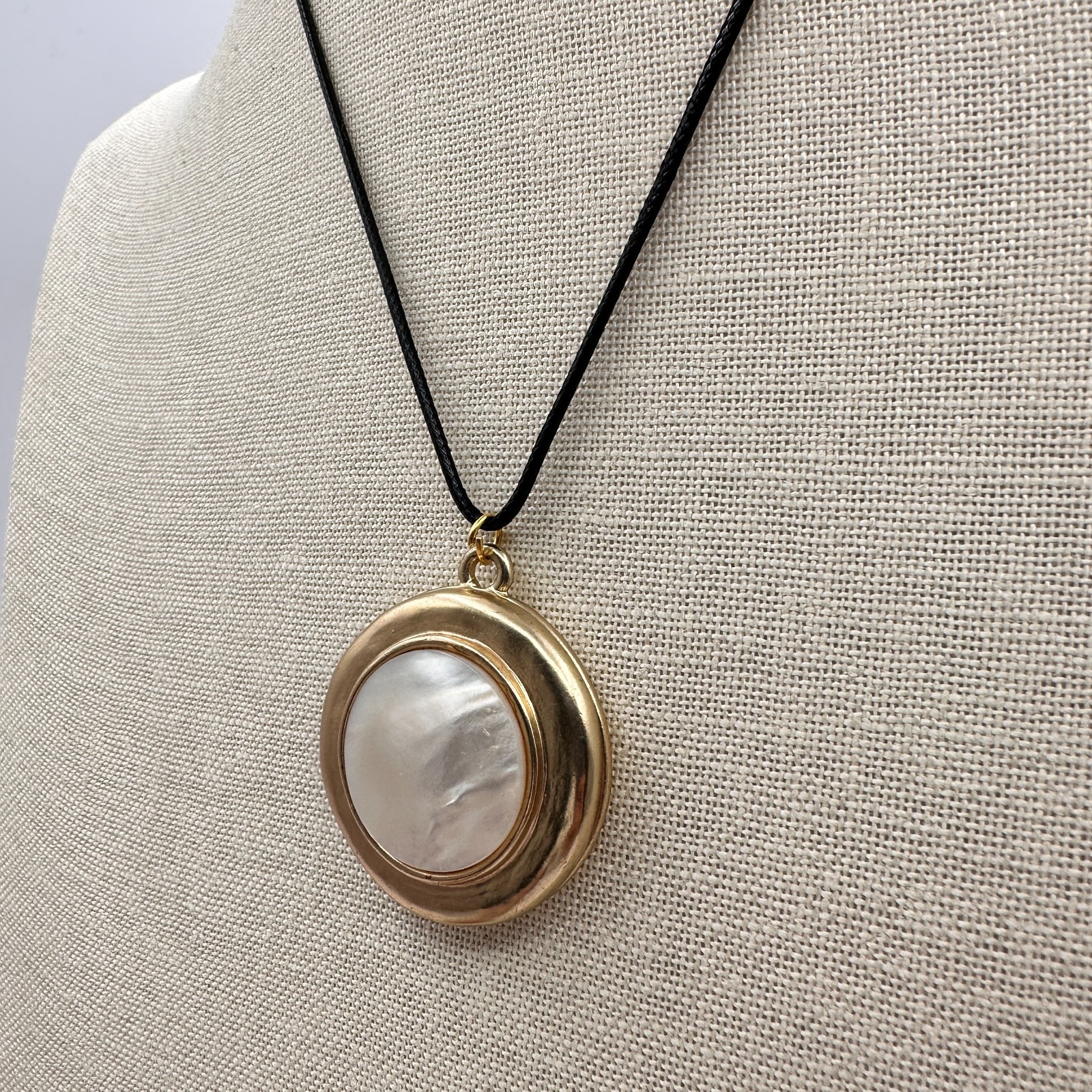 Vintage Y2K Gold Tone Mother of Pearl Pendant Necklace Women’s Classic Jewelry