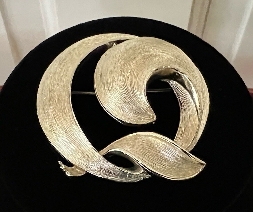 Vintage Lisner Brooch Gold Tone Geometric Swirl Ribbon Mid-Century Modern Signed