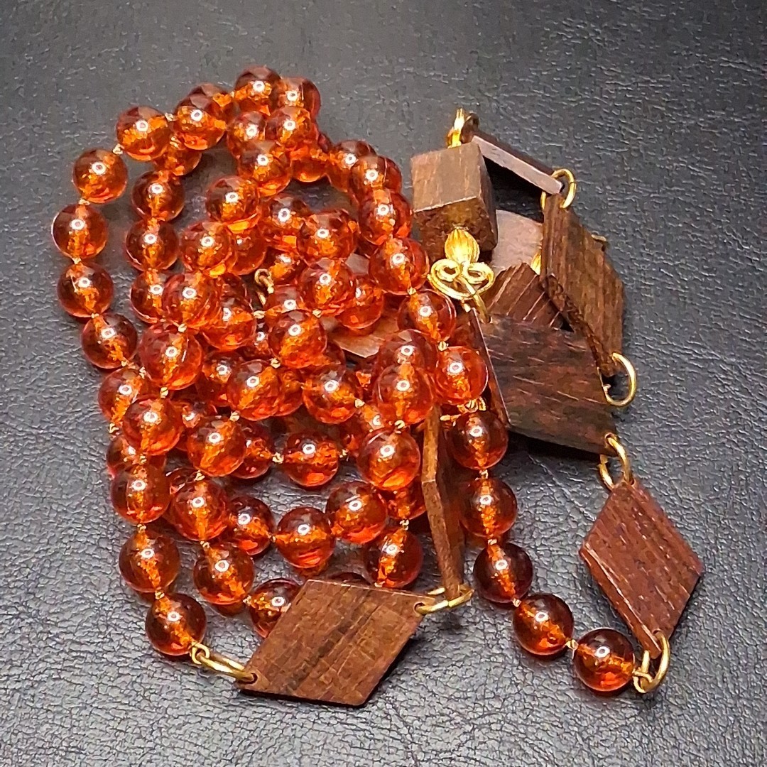 Vintage Faux Amber Lucite Beads And Wood Necklace Gold Tone. 15.515