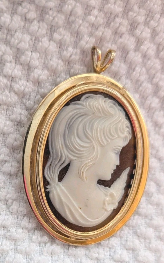 Vintage Cameo Pendant Gold Tone Victorian Style . Not Sure Of The Type Of Stone