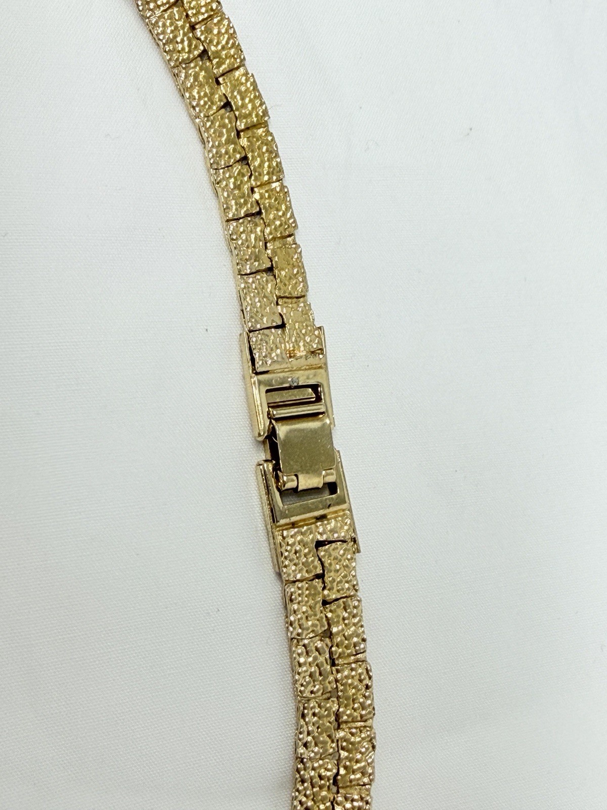 Beautiful Vintage Gold tone Heart Textured 8mm wide Flat Chain 17.5″ Necklace