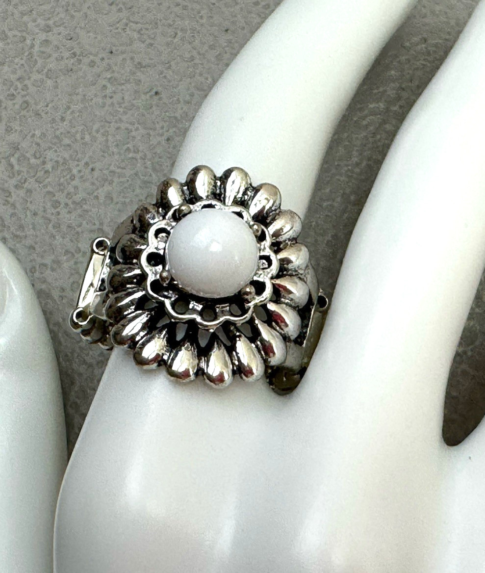 White Cabochon Silver Tone Stretch Band Ring Fashion Cocktail Size 9.5