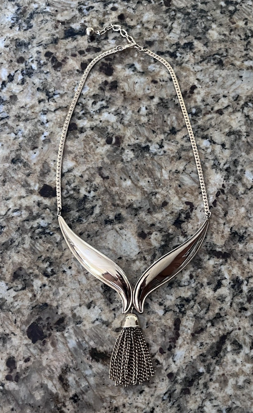 AVON Gold Tone Signed Royal Tassel Collar Chain Pendant Necklace 1972 1970’s