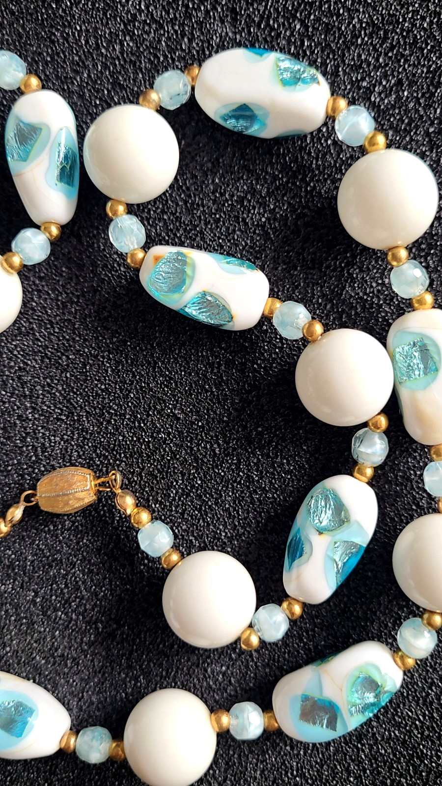 VINTAGE STUNNING VENETIAN STYLE MILK AQUA BLUE FOIL ART GLASS NECKLACE