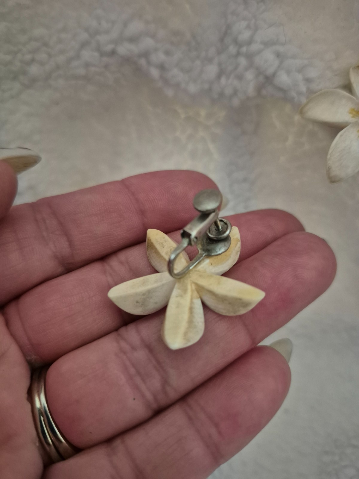 plumeria hawiian flower screw back (clip-on) earrings, made of shells? (not sure