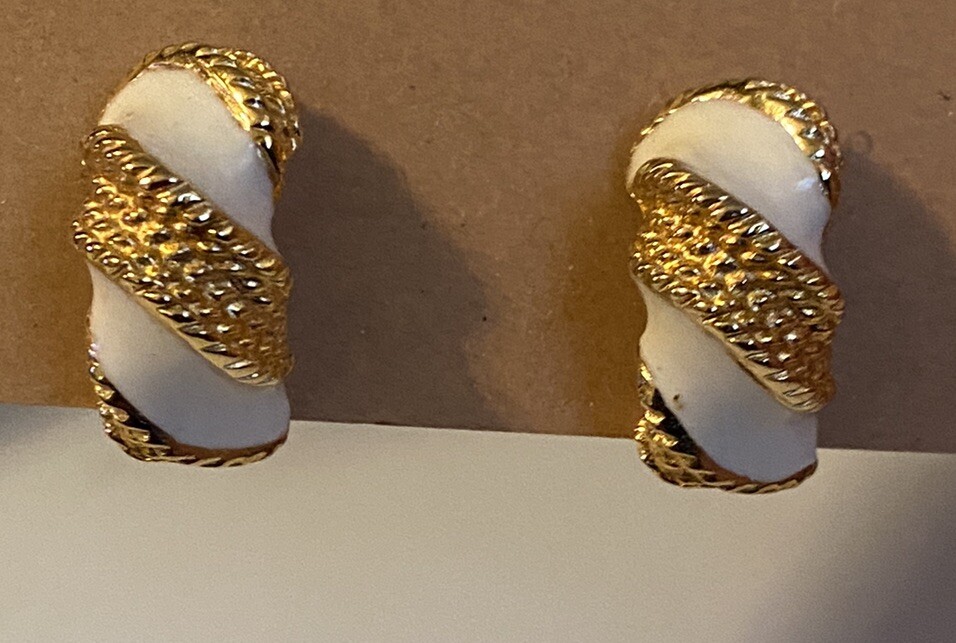 Vtg GAY BOYER Signed White Enamel Gold Tone Rope Design Retro Chic NY Earrings