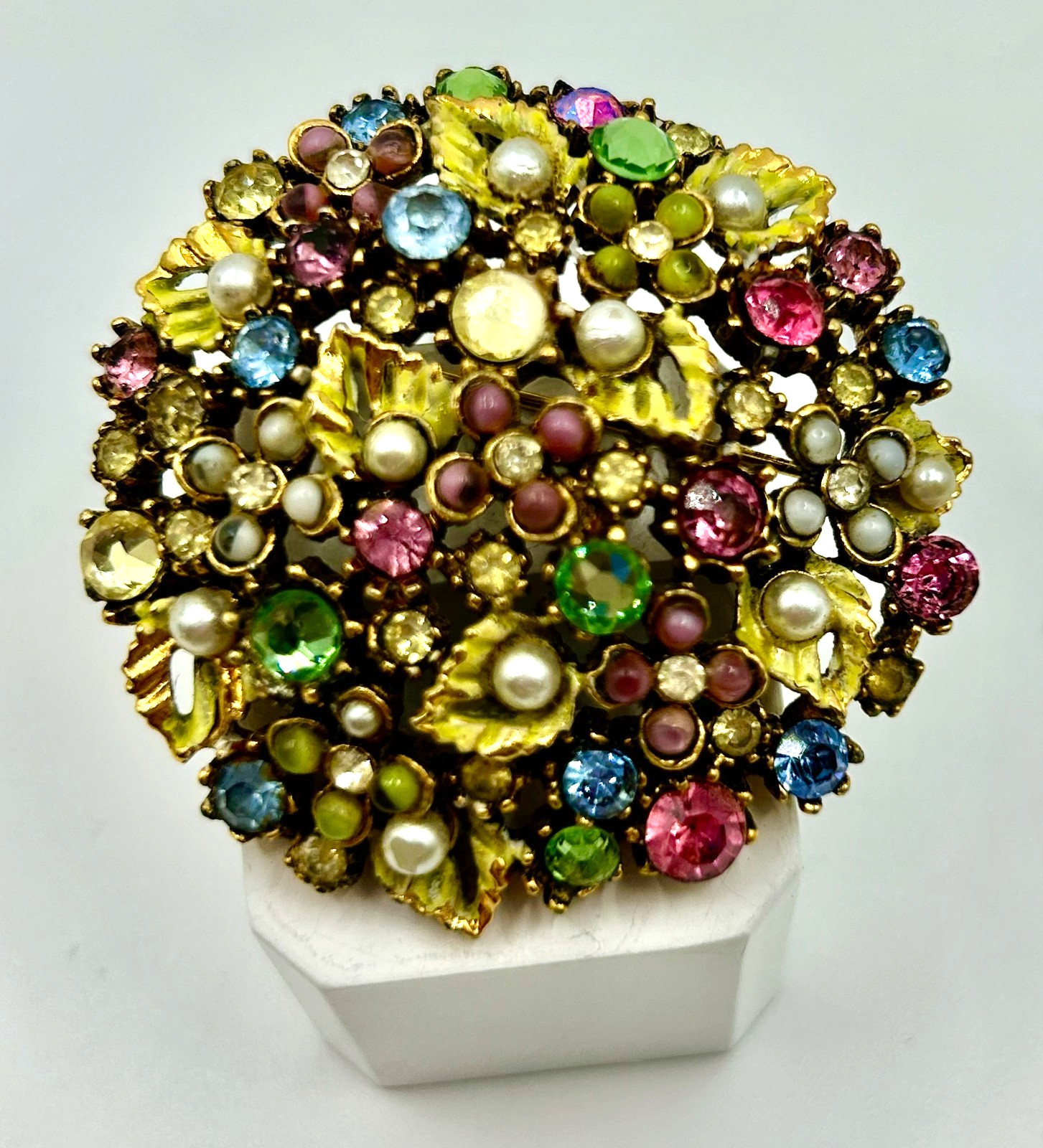 VINTAGE ARTHUR PEPPER ART BROOCH RHINESTONES ENAMEL PEARL BOUQUET GOLD TONE