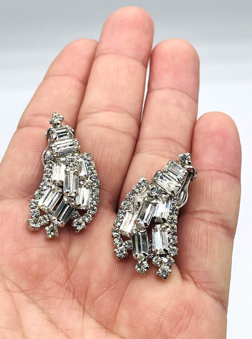 Vtg Unmarked Clear Glass Rhinestone Flower Pin & Earrings Set
