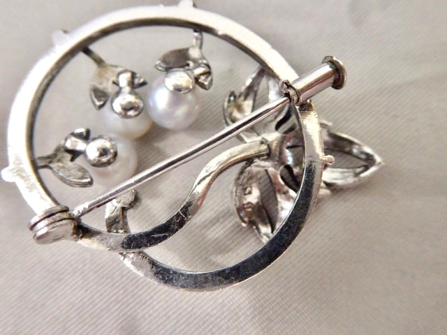 MIKIMOTO SIGNED VINTAGE BRIGHT CLEAN (3) 6 MM CULTURED AKOYA PEARLS STERLING PIN
