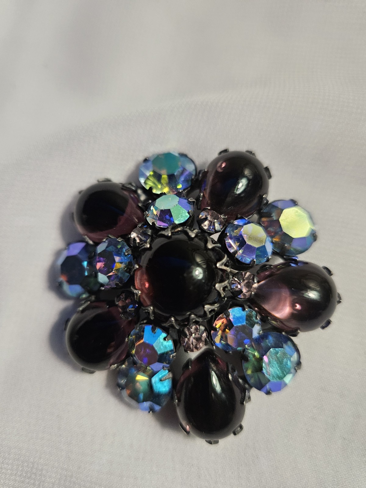 1950s VINTAGE REGENCY MID-CENTURY BLUE/PURPLE GIVRE GLASS DOMED BROOCH