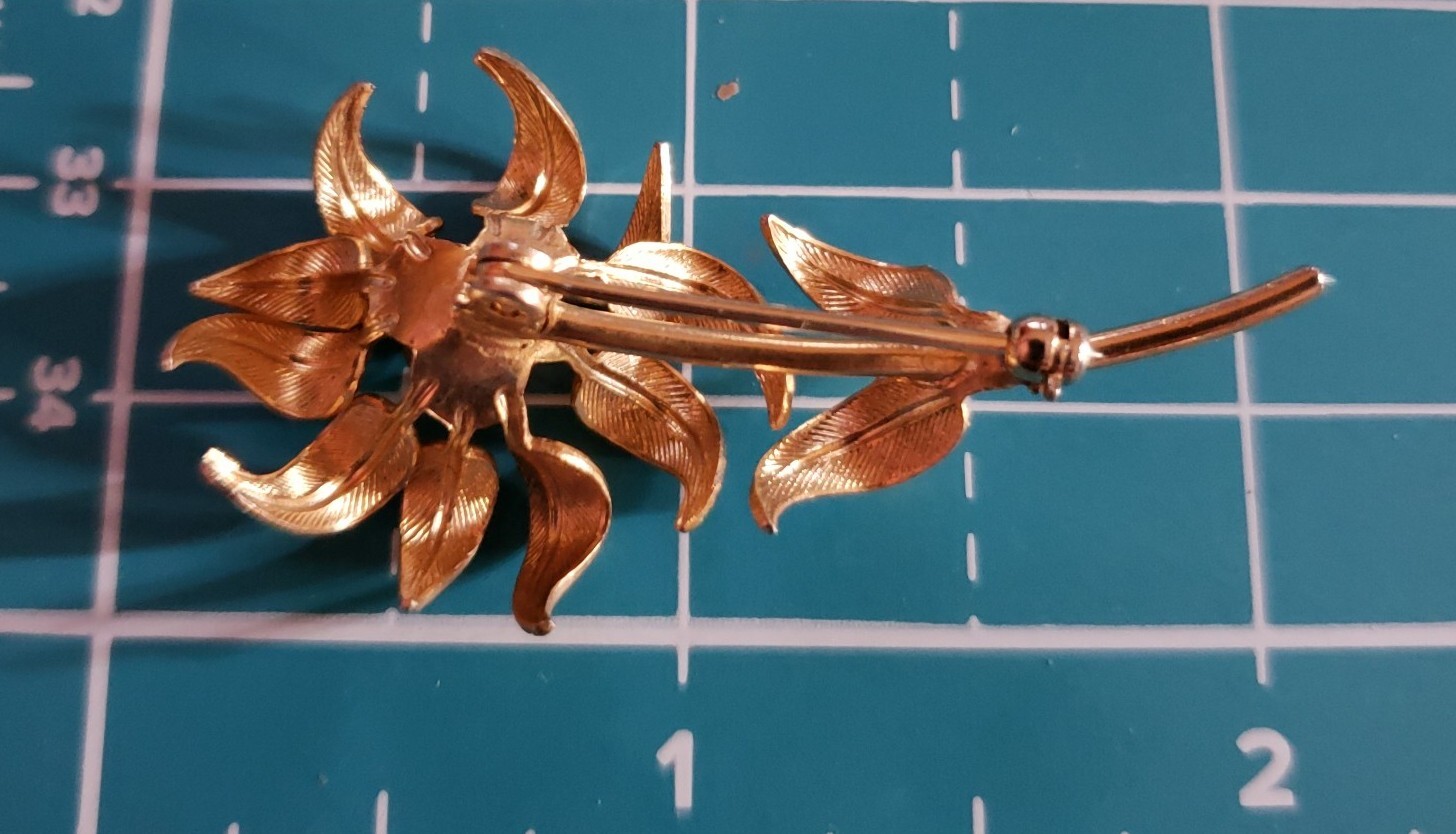 Gold Tone Flower Coral Stone(?) Center Fall Floral Autumn Pin Brooch