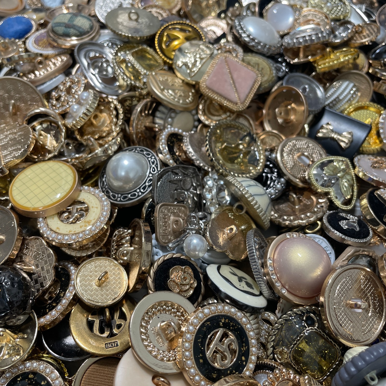 50pcs Vintage Look Buttons Lot 1cm to 2.5cm Mixed Sizes Colors Collectible Craft